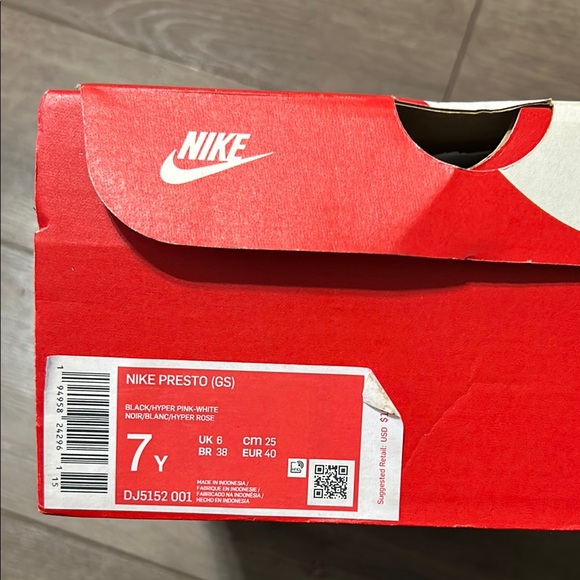 Nike Presto Black and Green Sneakers Athletic Style - Picture 3 of 3